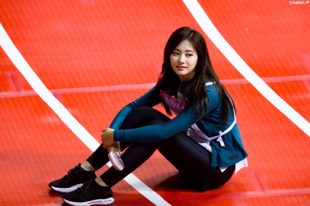 바닥에 앉아있는 쯔위.jpg | 인스티즈
