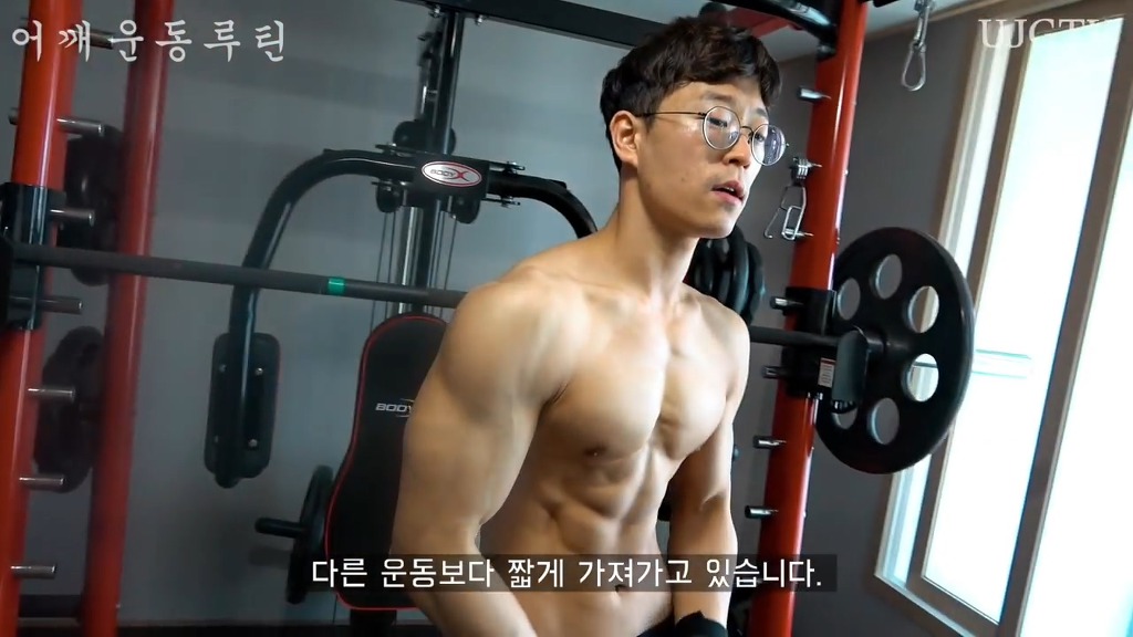 어떤 직장인 운동 유튜버의 어깨운동 방법 ㅎㄷㄷ;;.JPG | 인스티즈