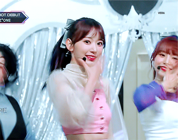 오늘자 팬들 사이에서 반응 좋은 엠카 사쿠라.gif | 인스티즈