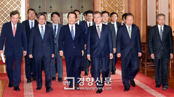 문재인 대통령님과 5부 인사 오찬.jpg | 인스티즈