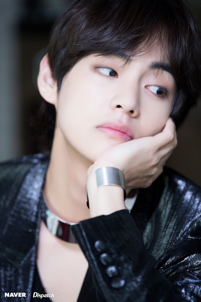 얼굴로 악세사리 존재감 하락시키는 방탄소년단 뷔.jpgif | 인스티즈