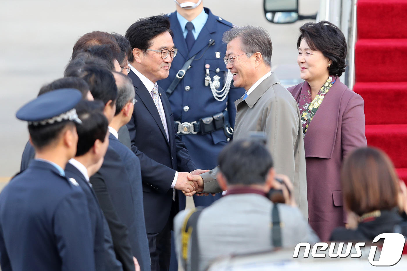 문재인 대통령님 동남아 순방 끝내고 귀국.jpg | 인스티즈