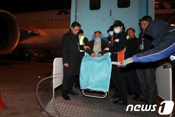 폭행 당한 기자 입국 사진들.jpg | 인스티즈