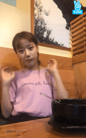 국밥집에서 혼밥하는 에이프릴 나은 | 인스티즈