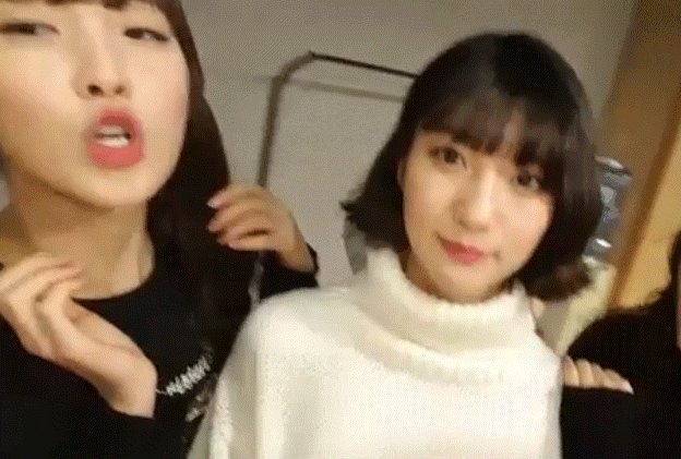 비니에게 뽀뽀하는 아린.gif | 인스티즈