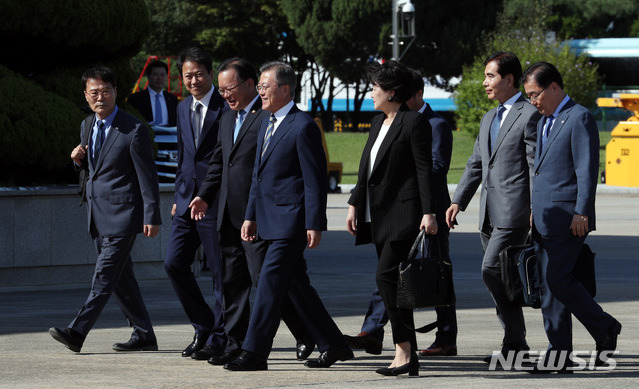 미국 뉴욕으로 출국하는 문재인 대통령 | 인스티즈