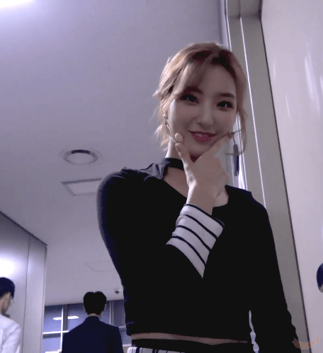 프로미스나인 이새롬.gif | 인스티즈