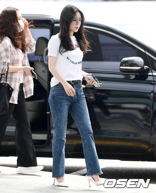바람 부는 공항의 아이린.jpg | 인스티즈
