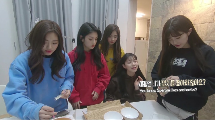 [Fromis_9] 캡틴 이새롬의 생일을 준비하는 귀요미들.jpg | 인스티즈