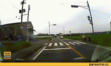 길 건너고 인사하는 일본 어린이들.gif | 인스티즈