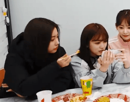 아이즈원) 먹방 강혜원-나코 엄마와 딸 캐미.gif | 인스티즈