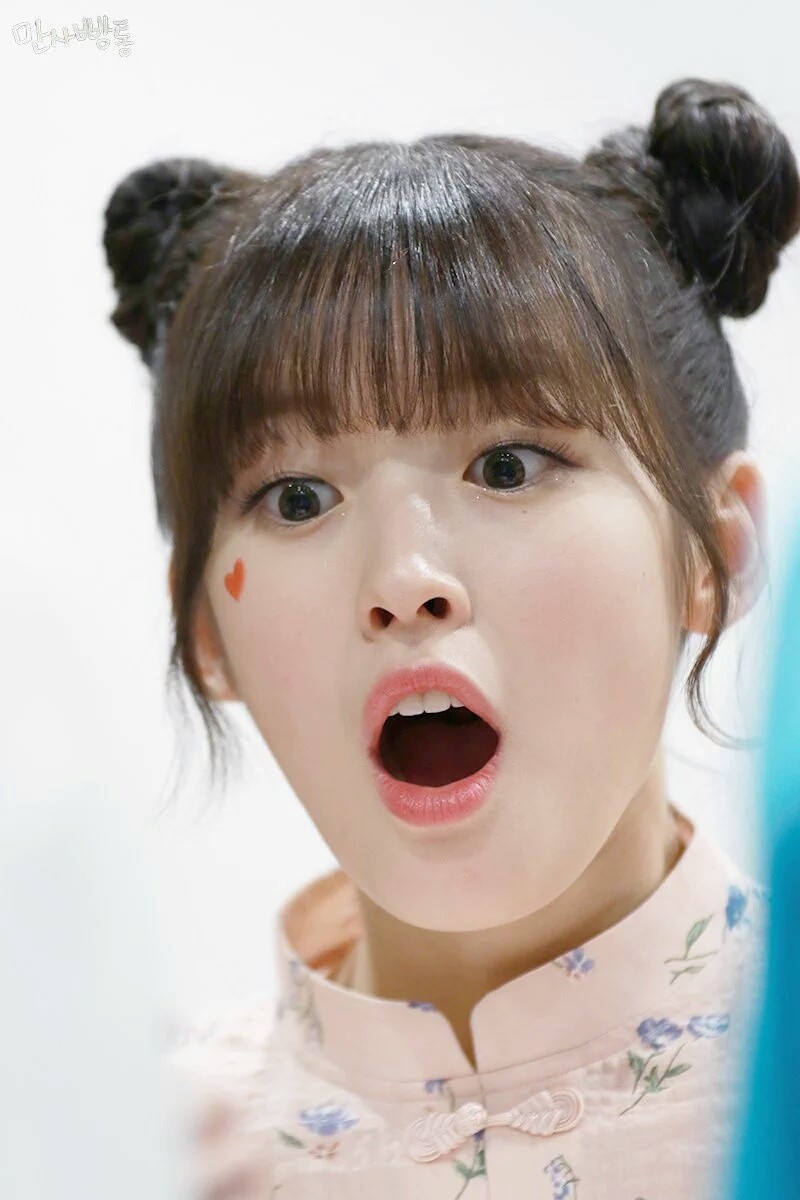 깜짝 놀라는 아린 | 인스티즈