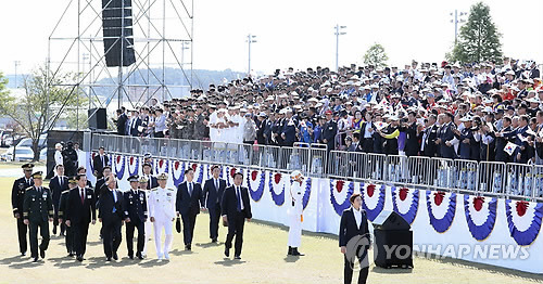 국군의날 사열하는 문재인 대통령 | 인스티즈