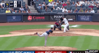 파울볼에 3살 어린팬이 맞자 죄책감을 느끼는 선수.gif | 인스티즈