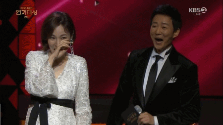 희라씨와 베스트 커플상 시상하면서 깨방정 떠는 최수종.gif | 인스티즈